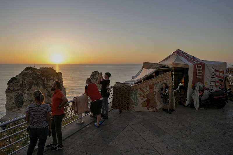 Tenda yang didirikan sebagai tempat penampungan sementara oleh keluarga pengungsi yang melarikan diri dari serangan udara Israel di selatan dan Dahiyeh, terlihat di sepanjang pantai umum Ramlet al-Baida di Beirut, Lebanon, Selasa 8 Oktober 2024. Tenda yang didirikan sebagai tempat penampungan sementara oleh keluarga pengungsi yang melarikan diri dari serangan udara Israel di selatan dan Dahiyeh, terlihat di sepanjang pantai umum Ramlet al-Baida di Beirut, Lebanon, Selasa 8 Oktober 2024. (AP Photo/Bilal Hussein)