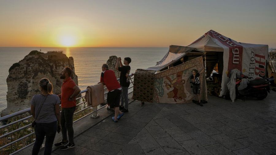 Tenda yang didirikan sebagai tempat penampungan sementara oleh keluarga pengungsi yang melarikan diri dari serangan udara Israel di selatan dan Dahiyeh, terlihat di sepanjang pantai umum Ramlet al-Baida di Beirut, Lebanon, Selasa 8 Oktober 2024. (AP Photo/Bilal Hussein)