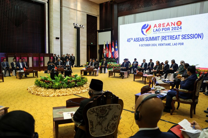 Sekretaris Tetap Luar Negeri Myanmar Aung Kyaw Moe, Presiden Filipina Ferdinand Marcos Jr, Perdana Menteri Singapura Lawrence Wong, Perdana Menteri Thailand Paetongtarn Shinawatra, Perdana Menteri Vietnam Pham Minh Chinh, Perdana Menteri Laos Sonexay Siphandone, Perdana Menteri Malaysia Anwar Ibrahim, Sultan Brunei Hassanal Bolkiah, Perdana Menteri Kamboja Hun Manet, Wakil Presiden Indonesia Ma'ruf Amin, Perdana Menteri Timor-Leste Xanana Gusmao dan Presiden Korea Selatan Yoon Suk Yeol menghadiri KTT ASEAN-Republik Korea ke-25 untuk memperingati HUT ke-35 Hubungan Dialog, di Pusat Konvensi Nasional di Vientiane, Laos, 10 Oktober 2024. (REUTERS/Athit Perawongmetha)