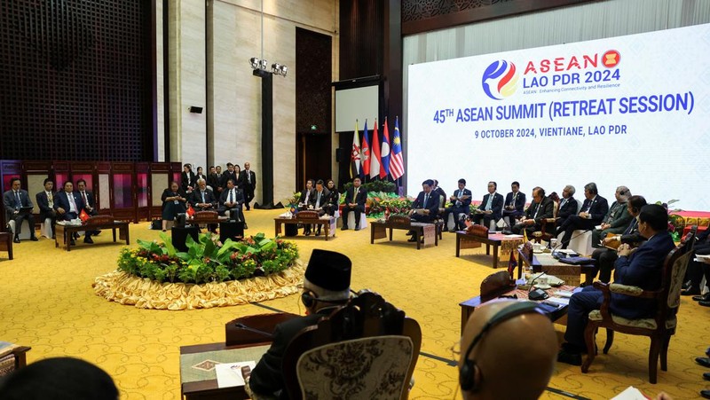 Sekretaris Tetap Luar Negeri Myanmar Aung Kyaw Moe, Presiden Filipina Ferdinand Marcos Jr, Perdana Menteri Singapura Lawrence Wong, Perdana Menteri Thailand Paetongtarn Shinawatra, Perdana Menteri Vietnam Pham Minh Chinh, Perdana Menteri Laos Sonexay Siphandone, Perdana Menteri Malaysia Anwar Ibrahim, Sultan Brunei Hassanal Bolkiah, Perdana Menteri Kamboja Hun Manet, Wakil Presiden Indonesia Ma'ruf Amin, Perdana Menteri Timor-Leste Xanana Gusmao dan Presiden Korea Selatan Yoon Suk Yeol menghadiri KTT ASEAN-Republik Korea ke-25 untuk memperingati HUT ke-35 Hubungan Dialog, di Pusat Konvensi Nasional di Vientiane, Laos, 10 Oktober 2024. (REUTERS/Athit Perawongmetha)