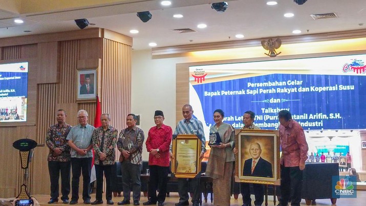 Penyerahan Penghormatan kepada keluarga Bustanil Arifin dari Dewan Persusuan Nasional dalam acara pemberian penghormatan Bapak Peternak Sapi Perah Rakyat dan Koperasi Susu di Auditorium Kemenkop UKM, Jakarta, Kamis (10/10/2024). (CNBC Indonesia/Martyasari Rizky)