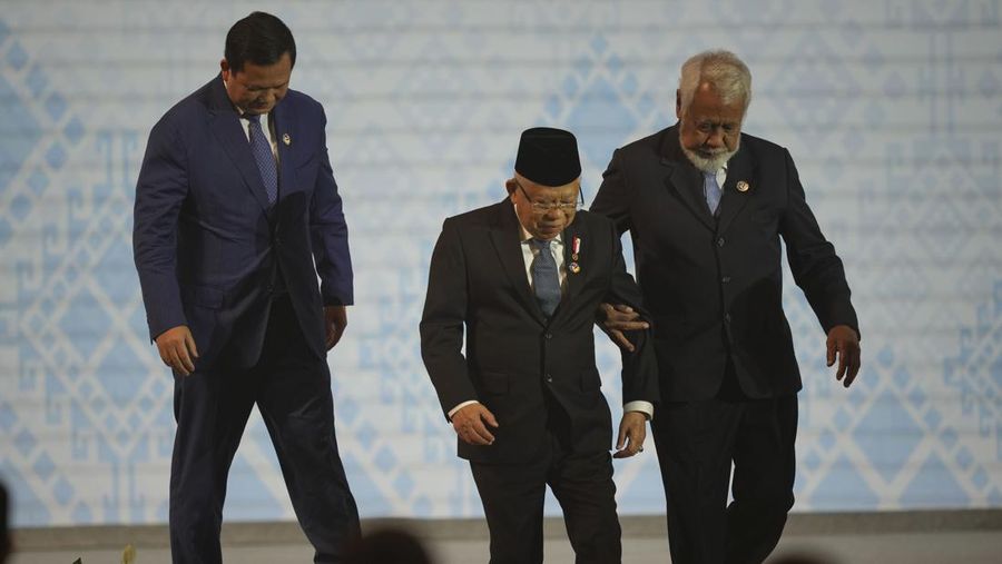 Sekretaris Tetap Luar Negeri Myanmar Aung Kyaw Moe, Presiden Filipina Ferdinand Marcos Jr, Perdana Menteri Singapura Lawrence Wong, Perdana Menteri Thailand Paetongtarn Shinawatra, Perdana Menteri Vietnam Pham Minh Chinh, Perdana Menteri Laos Sonexay Siphandone, Perdana Menteri Malaysia Anwar Ibrahim, Sultan Brunei Hassanal Bolkiah, Perdana Menteri Kamboja Hun Manet, Wakil Presiden Indonesia Ma'ruf Amin, Perdana Menteri Timor-Leste Xanana Gusmao dan Presiden Korea Selatan Yoon Suk Yeol menghadiri KTT ASEAN-Republik Korea ke-25 untuk memperingati HUT ke-35 Hubungan Dialog, di Pusat Konvensi Nasional di Vientiane, Laos, 10 Oktober 2024. (REUTERS/Athit Perawongmetha)