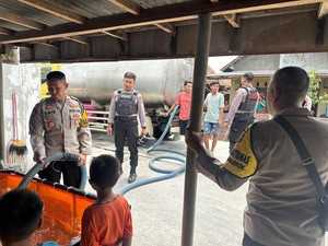 Semringahnya Warga Mojokerto Diguyur 13.500 Liter Air Bersih
