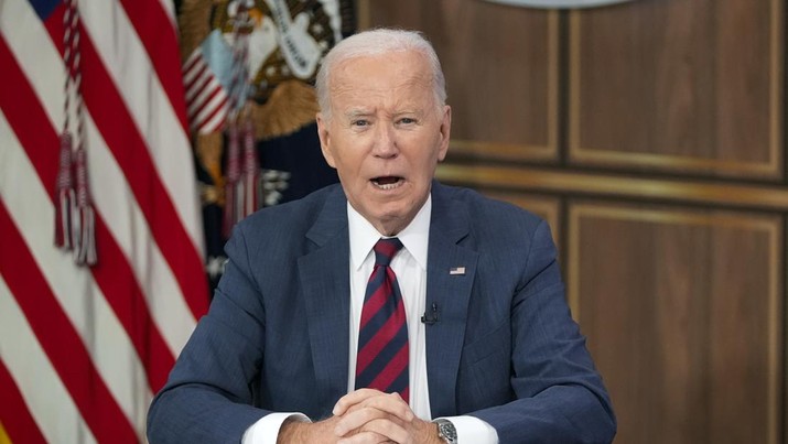 Presiden Joe Biden berbicara selama pengarahan tentang persiapan menghadapi Badai Milton dan respons terhadap Badai Helene di Auditorium South Court di kompleks Gedung Putih di Washington, Rabu, 9 Oktober 2024. (AP Photo/Mark Schiefelbein)