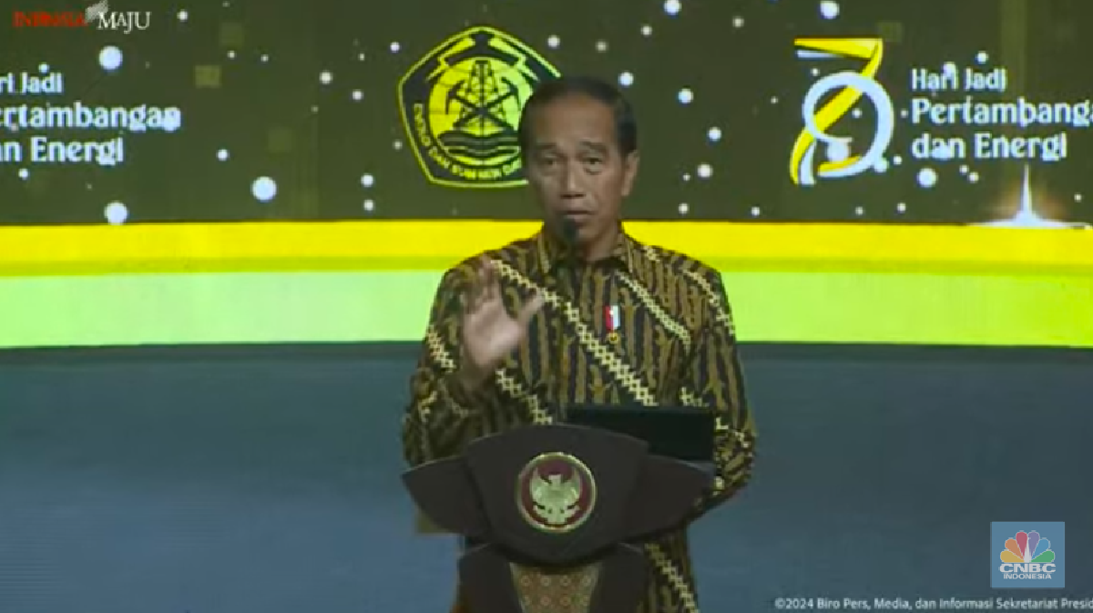 presiden-ri-jokowi-di-malam-puncak-hut-ke-79-pertambangan-dan-energi-jakarta-10-oktober-2024-tangkapan-layar-youtube-10_169 400 Tahun RI Ekspor Barang Mentah, Jokowi: yang Kaya Negara Lain!