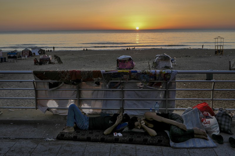 Tenda yang didirikan sebagai tempat penampungan sementara oleh keluarga pengungsi yang melarikan diri dari serangan udara Israel di selatan dan Dahiyeh, terlihat di sepanjang pantai umum Ramlet al-Baida di Beirut, Lebanon, Selasa 8 Oktober 2024. Tenda yang didirikan sebagai tempat penampungan sementara oleh keluarga pengungsi yang melarikan diri dari serangan udara Israel di selatan dan Dahiyeh, terlihat di sepanjang pantai umum Ramlet al-Baida di Beirut, Lebanon, Selasa 8 Oktober 2024. (AP Photo/Bilal Hussein)
