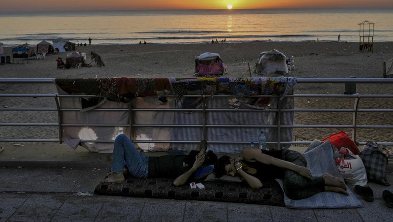 Tenda yang didirikan sebagai tempat penampungan sementara oleh keluarga pengungsi yang melarikan diri dari serangan udara Israel di selatan dan Dahiyeh, terlihat di sepanjang pantai umum Ramlet al-Baida di Beirut, Lebanon, Selasa 8 Oktober 2024. (AP Photo/Bilal Hussein)