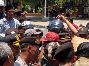 Ratusan Warga Pesisir Trenggalek Protes Limbah Tambak Udang