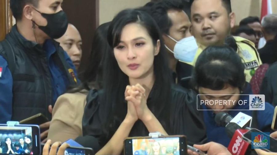 Artis Sandra Dewi hari ini Kamis (10/10) menghadiri persidangan kasus dugaan korupsi pengelolaan timah yang menjerat suaminya, Harvey Moeis.