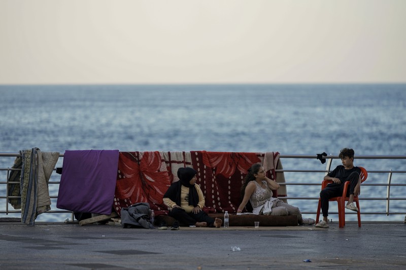 Tenda yang didirikan sebagai tempat penampungan sementara oleh keluarga pengungsi yang melarikan diri dari serangan udara Israel di selatan dan Dahiyeh, terlihat di sepanjang pantai umum Ramlet al-Baida di Beirut, Lebanon, Selasa 8 Oktober 2024. Tenda yang didirikan sebagai tempat penampungan sementara oleh keluarga pengungsi yang melarikan diri dari serangan udara Israel di selatan dan Dahiyeh, terlihat di sepanjang pantai umum Ramlet al-Baida di Beirut, Lebanon, Selasa 8 Oktober 2024. (AP Photo/Bilal Hussein)
