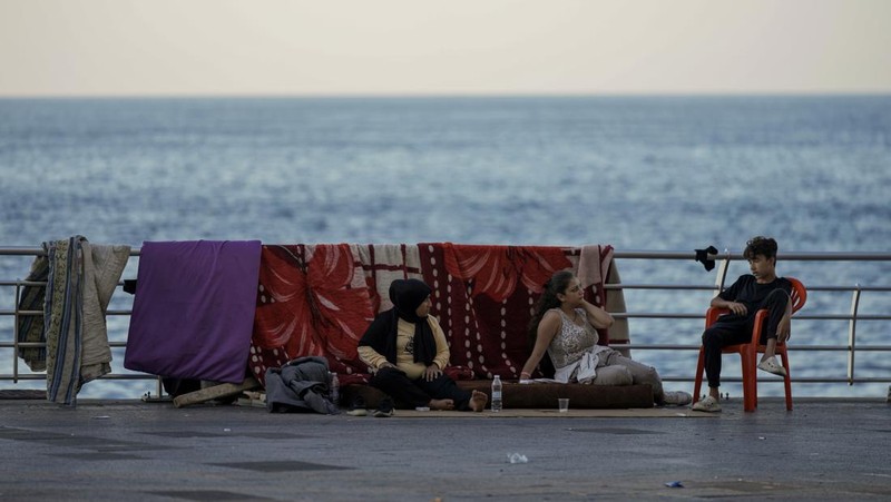 Tenda yang didirikan sebagai tempat penampungan sementara oleh keluarga pengungsi yang melarikan diri dari serangan udara Israel di selatan dan Dahiyeh, terlihat di sepanjang pantai umum Ramlet al-Baida di Beirut, Lebanon, Selasa 8 Oktober 2024. (AP Photo/Bilal Hussein)