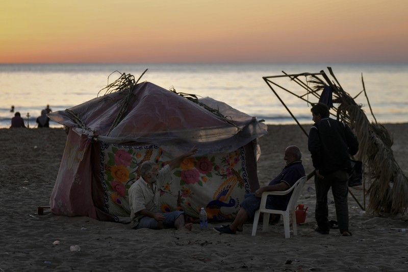 Tenda yang didirikan sebagai tempat penampungan sementara oleh keluarga pengungsi yang melarikan diri dari serangan udara Israel di selatan dan Dahiyeh, terlihat di sepanjang pantai umum Ramlet al-Baida di Beirut, Lebanon, Selasa 8 Oktober 2024. Tenda yang didirikan sebagai tempat penampungan sementara oleh keluarga pengungsi yang melarikan diri dari serangan udara Israel di selatan dan Dahiyeh, terlihat di sepanjang pantai umum Ramlet al-Baida di Beirut, Lebanon, Selasa 8 Oktober 2024. (AP Photo/Bilal Hussein)
