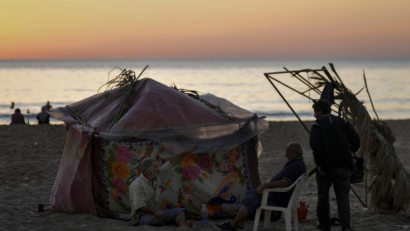 Tenda yang didirikan sebagai tempat penampungan sementara oleh keluarga pengungsi yang melarikan diri dari serangan udara Israel di selatan dan Dahiyeh, terlihat di sepanjang pantai umum Ramlet al-Baida di Beirut, Lebanon, Selasa 8 Oktober 2024. (AP Photo/Bilal Hussein)