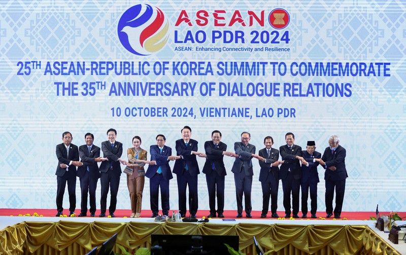 Sekretaris Tetap Luar Negeri Myanmar Aung Kyaw Moe, Presiden Filipina Ferdinand Marcos Jr, Perdana Menteri Singapura Lawrence Wong, Perdana Menteri Thailand Paetongtarn Shinawatra, Perdana Menteri Vietnam Pham Minh Chinh, Perdana Menteri Laos Sonexay Siphandone, Perdana Menteri Malaysia Anwar Ibrahim, Sultan Brunei Hassanal Bolkiah, Perdana Menteri Kamboja Hun Manet, Wakil Presiden Indonesia Ma'ruf Amin, Perdana Menteri Timor-Leste Xanana Gusmao dan Presiden Korea Selatan Yoon Suk Yeol menghadiri KTT ASEAN-Republik Korea ke-25 untuk memperingati HUT ke-35 Hubungan Dialog, di Pusat Konvensi Nasional di Vientiane, Laos, 10 Oktober 2024. Sekretaris Tetap Luar Negeri Myanmar Aung Kyaw Moe, Presiden Filipina Ferdinand Marcos Jr, Perdana Menteri Singapura Lawrence Wong, Perdana Menteri Thailand Paetongtarn Shinawatra, Perdana Menteri Vietnam Pham Minh Chinh, Perdana Menteri Laos Sonexay Siphandone, Perdana Menteri Malaysia Anwar Ibrahim, Sultan Brunei Hassanal Bolkiah, Perdana Menteri Kamboja Hun Manet, Wakil Presiden Indonesia Ma'ruf Amin, Perdana Menteri Timor-Leste Xanana Gusmao dan Presiden Korea Selatan Yoon Suk Yeol menghadiri KTT ASEAN-Republik Korea ke-25 untuk memperingati HUT ke-35 Hubungan Dialog, di Pusat Konvensi Nasional di Vientiane, Laos, 10 Oktober 2024. (REUTERS/Athit Perawongmetha)