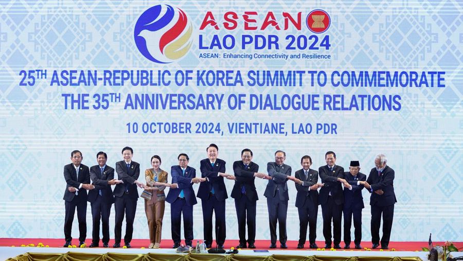 Sekretaris Tetap Luar Negeri Myanmar Aung Kyaw Moe, Presiden Filipina Ferdinand Marcos Jr, Perdana Menteri Singapura Lawrence Wong, Perdana Menteri Thailand Paetongtarn Shinawatra, Perdana Menteri Vietnam Pham Minh Chinh, Perdana Menteri Laos Sonexay Siphandone, Perdana Menteri Malaysia Anwar Ibrahim, Sultan Brunei Hassanal Bolkiah, Perdana Menteri Kamboja Hun Manet, Wakil Presiden Indonesia Ma'ruf Amin, Perdana Menteri Timor-Leste Xanana Gusmao dan Presiden Korea Selatan Yoon Suk Yeol menghadiri KTT ASEAN-Republik Korea ke-25 untuk memperingati HUT ke-35 Hubungan Dialog, di Pusat Konvensi Nasional di Vientiane, Laos, 10 Oktober 2024. (REUTERS/Athit Perawongmetha)