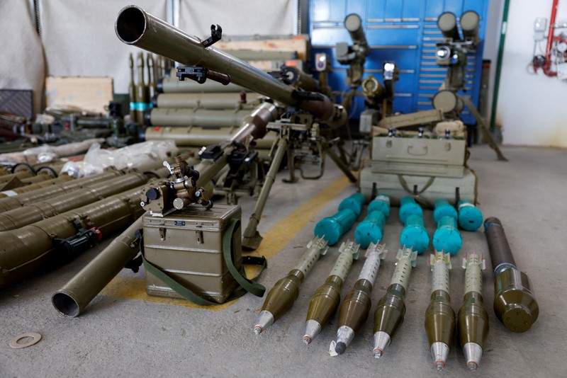 Sisa-sisa rudal balistik Kheibar Shekan dan Emad dipamerkan oleh militer Israel di pangkalan militer Julis, beberapa hari setelah serangan Iran terhadap Israel, di Israel selatan, 9 Oktober 2024. Sisa-sisa rudal balistik Kheibar Shekan dan Emad dipamerkan oleh militer Israel di pangkalan militer Julis, beberapa hari setelah serangan Iran terhadap Israel, di Israel selatan, 9 Oktober 2024. (REUTERS/Amir Cohen)