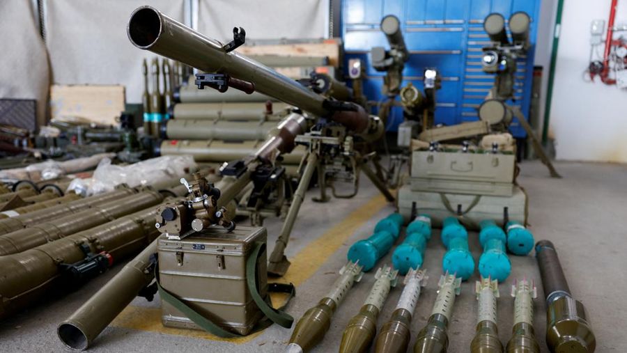 Senjata dan amunisi dipamerkan oleh militer Israel, yang mereka katakan disita selama operasi darat di Lebanon, di pangkalan militer Julis, di Israel selatan, 9 Oktober 2024. (REUTERS/Amir Cohen)