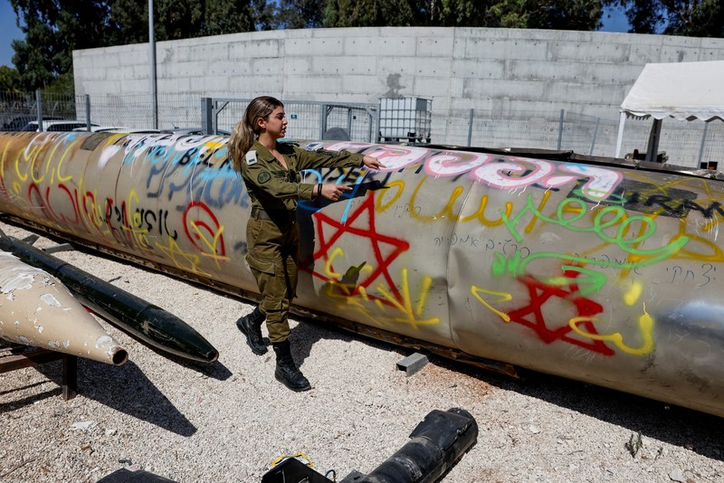 Sisa-sisa rudal balistik Kheibar Shekan dan Emad dipamerkan oleh militer Israel di pangkalan militer Julis, beberapa hari setelah serangan Iran terhadap Israel, di Israel selatan, 9 Oktober 2024. Sisa-sisa rudal balistik Kheibar Shekan dan Emad dipamerkan oleh militer Israel di pangkalan militer Julis, beberapa hari setelah serangan Iran terhadap Israel, di Israel selatan, 9 Oktober 2024. (REUTERS/Amir Cohen)