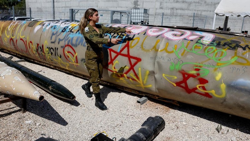 Sisa-sisa rudal balistik Kheibar Shekan dan Emad dipamerkan oleh militer Israel di pangkalan militer Julis, beberapa hari setelah serangan Iran terhadap Israel, di Israel selatan, 9 Oktober 2024. (REUTERS/Amir Cohen)