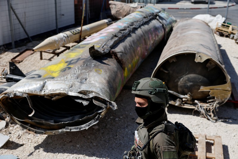 Warga Palestina berjalan melewati rumah-rumah yang hancur, di tengah konflik yang sedang berlangsung antara Israel dan Hamas, di kamp pengungsi Jabalia, di Jalur Gaza utara, 22 Februari 2024. Warga Palestina berjalan melewati rumah-rumah yang hancur, di tengah konflik yang sedang berlangsung antara Israel dan Hamas, di kamp pengungsi Jabalia, di Jalur Gaza utara, 22 Februari 2024. (REUTERS/Mahmoud Issa/File Foto)