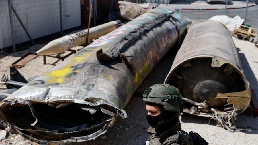 Warga Palestina berjalan melewati rumah-rumah yang hancur, di tengah konflik yang sedang berlangsung antara Israel dan Hamas, di kamp pengungsi Jabalia, di Jalur Gaza utara, 22 Februari 2024. (REUTERS/Mahmoud Issa/File Foto)