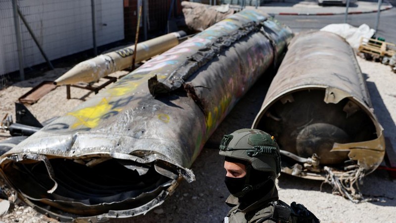 Warga Palestina berjalan melewati rumah-rumah yang hancur, di tengah konflik yang sedang berlangsung antara Israel dan Hamas, di kamp pengungsi Jabalia, di Jalur Gaza utara, 22 Februari 2024. (REUTERS/Mahmoud Issa/File Foto)