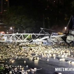 Potret AS Hancur-hancuran Digulung Badai, Crane Jatuh di Jalan Raya