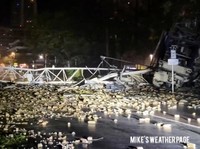 Potret AS Hancur-hancuran Digulung Badai, Crane Jatuh di Jalan Raya