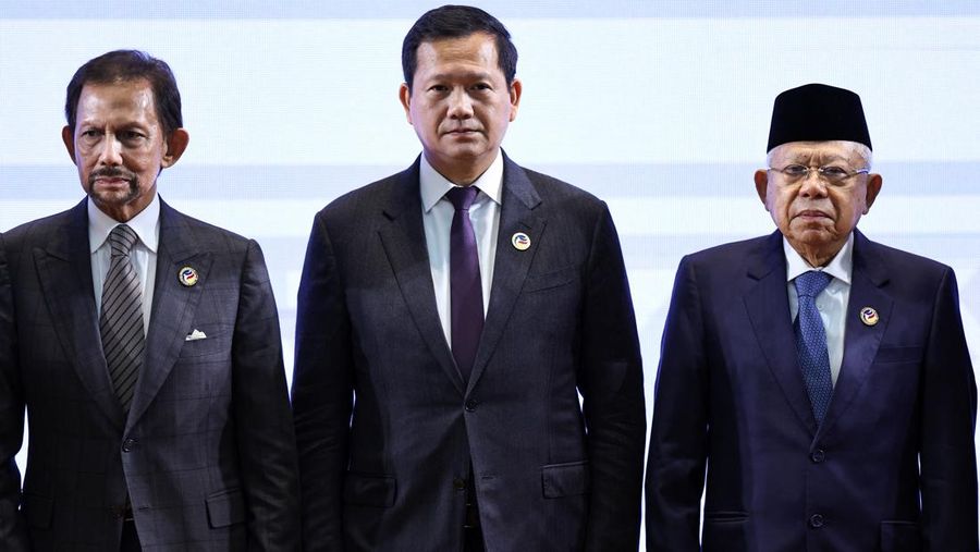 Sekretaris Tetap Luar Negeri Myanmar Aung Kyaw Moe, Presiden Filipina Ferdinand Marcos Jr, Perdana Menteri Singapura Lawrence Wong, Perdana Menteri Thailand Paetongtarn Shinawatra, Perdana Menteri Vietnam Pham Minh Chinh, Perdana Menteri Laos Sonexay Siphandone, Perdana Menteri Malaysia Anwar Ibrahim, Sultan Brunei Hassanal Bolkiah, Perdana Menteri Kamboja Hun Manet, Wakil Presiden Indonesia Ma'ruf Amin, Perdana Menteri Timor-Leste Xanana Gusmao dan Presiden Korea Selatan Yoon Suk Yeol menghadiri KTT ASEAN-Republik Korea ke-25 untuk memperingati HUT ke-35 Hubungan Dialog, di Pusat Konvensi Nasional di Vientiane, Laos, 10 Oktober 2024. (REUTERS/Athit Perawongmetha)