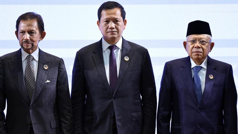 Sekretaris Tetap Luar Negeri Myanmar Aung Kyaw Moe, Presiden Filipina Ferdinand Marcos Jr, Perdana Menteri Singapura Lawrence Wong, Perdana Menteri Thailand Paetongtarn Shinawatra, Perdana Menteri Vietnam Pham Minh Chinh, Perdana Menteri Laos Sonexay Siphandone, Perdana Menteri Malaysia Anwar Ibrahim, Sultan Brunei Hassanal Bolkiah, Perdana Menteri Kamboja Hun Manet, Wakil Presiden Indonesia Ma'ruf Amin, Perdana Menteri Timor-Leste Xanana Gusmao dan Presiden Korea Selatan Yoon Suk Yeol menghadiri KTT ASEAN-Republik Korea ke-25 untuk memperingati HUT ke-35 Hubungan Dialog, di Pusat Konvensi Nasional di Vientiane, Laos, 10 Oktober 2024. (REUTERS/Athit Perawongmetha)