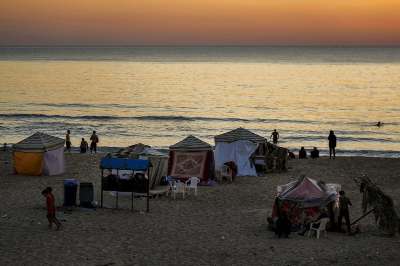 Tenda yang didirikan sebagai tempat penampungan sementara oleh keluarga pengungsi yang melarikan diri dari serangan udara Israel di selatan dan Dahiyeh, terlihat di sepanjang pantai umum Ramlet al-Baida di Beirut, Lebanon, Selasa 8 Oktober 2024. Tenda yang didirikan sebagai tempat penampungan sementara oleh keluarga pengungsi yang melarikan diri dari serangan udara Israel di selatan dan Dahiyeh, terlihat di sepanjang pantai umum Ramlet al-Baida di Beirut, Lebanon, Selasa 8 Oktober 2024. (AP Photo/Bilal Hussein)