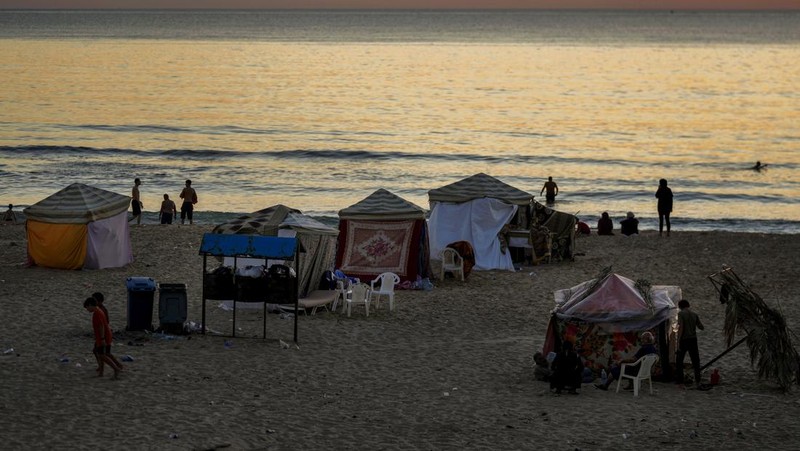 Tenda yang didirikan sebagai tempat penampungan sementara oleh keluarga pengungsi yang melarikan diri dari serangan udara Israel di selatan dan Dahiyeh, terlihat di sepanjang pantai umum Ramlet al-Baida di Beirut, Lebanon, Selasa 8 Oktober 2024. (AP Photo/Bilal Hussein)