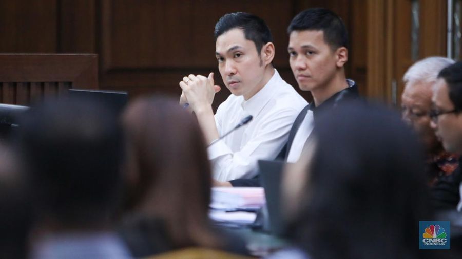 Terdakwa kasus dugaan korupsi pengelolaan tata niaga komoditas timah di wilayah Izin Usaha Pertambangan (IUP) PT Timah Tbk, Harvey Moeis saat menjalani sidang lanjutan di Pengadilan Negeri Jakarta Pusat, Kamis (10/10/2024). (CNBC Indonesia/Faisal Rahman)