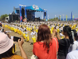 1.000 Penari Rejang Renteng Pukau Turis Asing Saat Nusa Penida Festival 2024