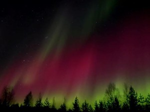 Video: Cahaya Aurora Merah-Hijau Terangi di Langit Finlandia