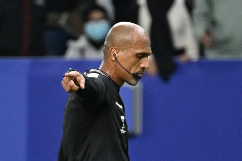 SOCCER-WORLDCUP-BHR-IDN/REPORT Soccer Football - World Cup - Asian Qualifiers - Third Round - Group C - Bahrain v Indonesia - Bahrain National Stadium, Riffa, Bahrain - October 10, 2024 Referee Ahmed Al-Kaf with police after the match REUTERS/Hamad I Mohammed