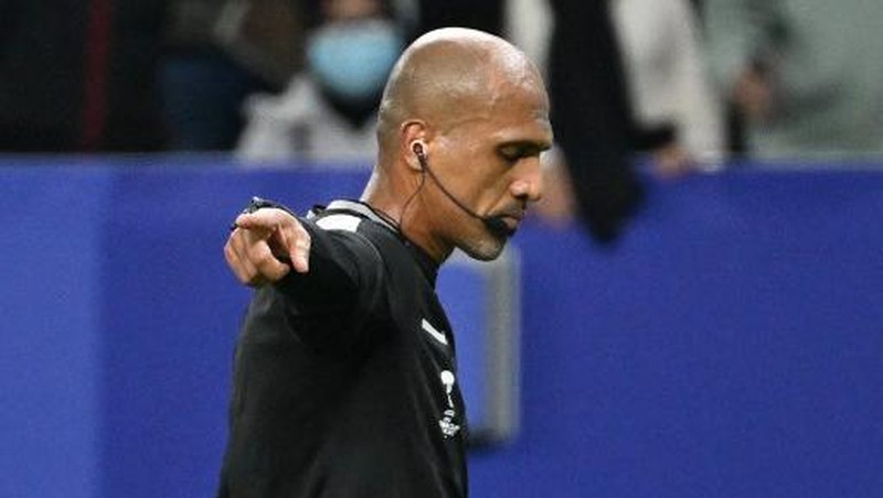 Soccer Football - World Cup - Asian Qualifiers - Third Round - Group C - Bahrain v Indonesia - Bahrain National Stadium, Riffa, Bahrain - October 10, 2024 Referee Ahmed Al-Kaf with police after the match REUTERS/Hamad I Mohammed