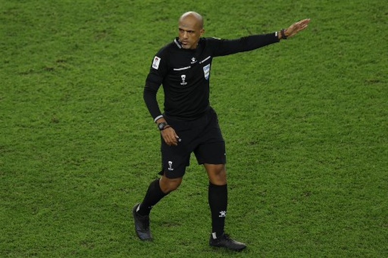 SOCCER-WORLDCUP-BHR-IDN/REPORT Soccer Football - World Cup - Asian Qualifiers - Third Round - Group C - Bahrain v Indonesia - Bahrain National Stadium, Riffa, Bahrain - October 10, 2024 Referee Ahmed Al-Kaf with police after the match REUTERS/Hamad I Mohammed