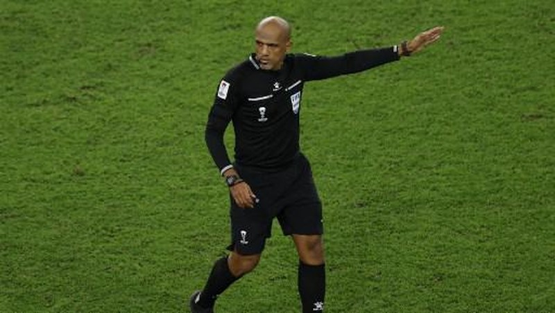 Soccer Football - World Cup - Asian Qualifiers - Third Round - Group C - Bahrain v Indonesia - Bahrain National Stadium, Riffa, Bahrain - October 10, 2024 Referee Ahmed Al-Kaf with police after the match REUTERS/Hamad I Mohammed