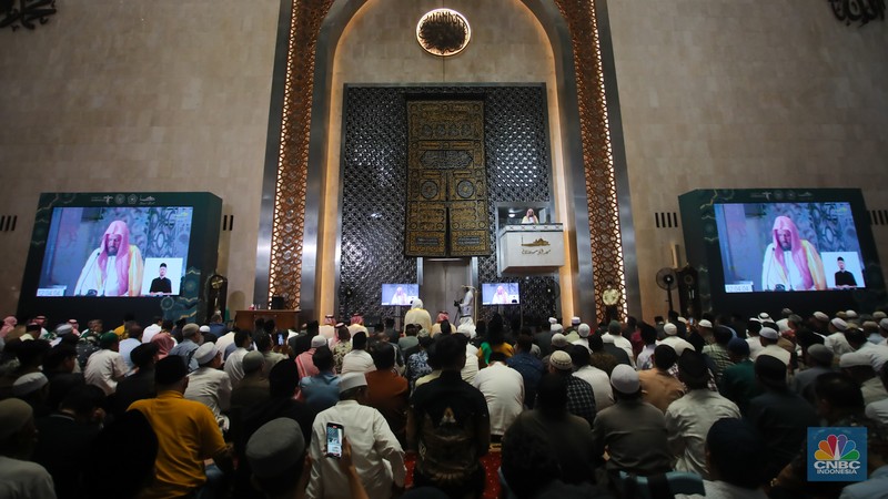 Imam Besar Masjid Nabawi Syekh Ahmad mengisi khotbah salat Jumat di Masjid Istiqlal, Jakarta, Jumat (11/10/2024). Imam Besar Masjid Nabawi Syekh Ahmad mengisi khotbah salat Jumat di Masjid Istiqlal, Jakarta, Jumat (11/10/2024). (CNBC Indonesia/Faisal Rahman)