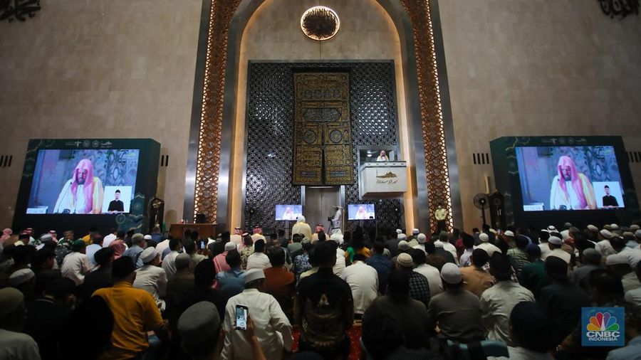 Imam Besar Masjid Nabawi Syekh Ahmad mengisi khotbah salat Jumat di Masjid Istiqlal, Jakarta, Jumat (11/10/2024).  (CNBC Indonesia/Faisal Rahman)
