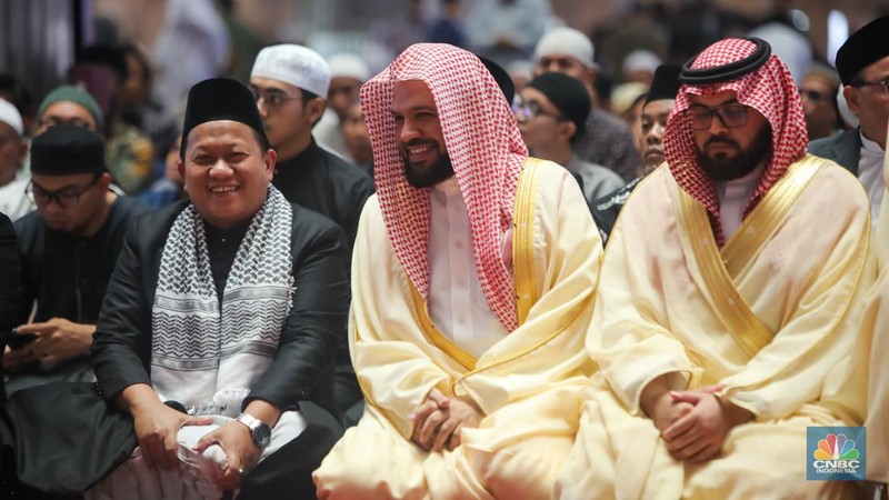 Imam Besar Masjid Nabawi Syekh Ahmad mengisi khotbah salat Jumat di Masjid Istiqlal, Jakarta, Jumat (11/10/2024).  (CNBC Indonesia/Faisal Rahman)
