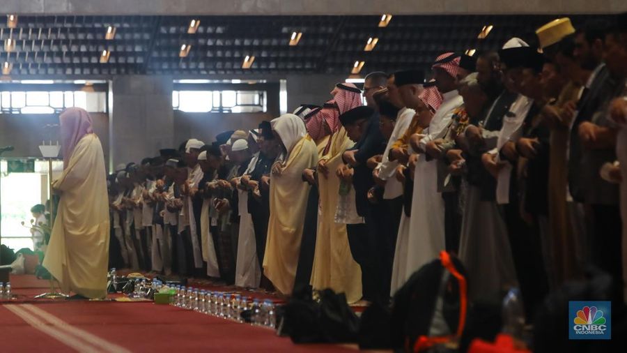 Imam Besar Masjid Nabawi Syekh Ahmad mengisi khotbah salat Jumat di Masjid Istiqlal, Jakarta, Jumat (11/10/2024).  (CNBC Indonesia/Faisal Rahman)