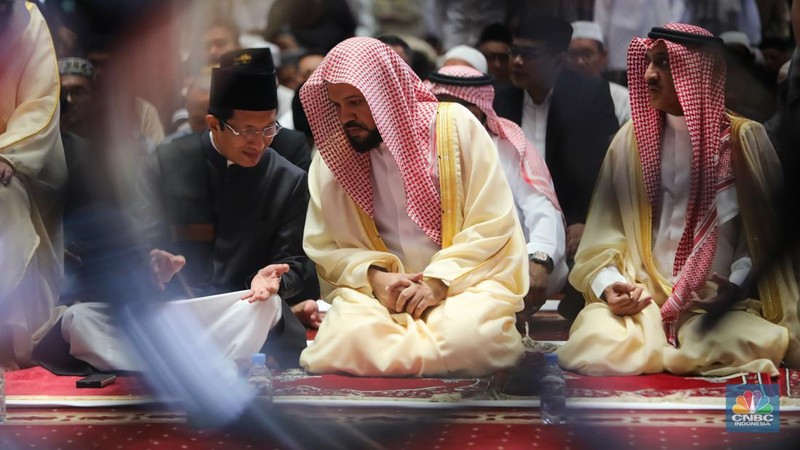 Imam Besar Masjid Nabawi Syekh Ahmad mengisi khotbah salat Jumat di Masjid Istiqlal, Jakarta, Jumat (11/10/2024).  (CNBC Indonesia/Faisal Rahman)