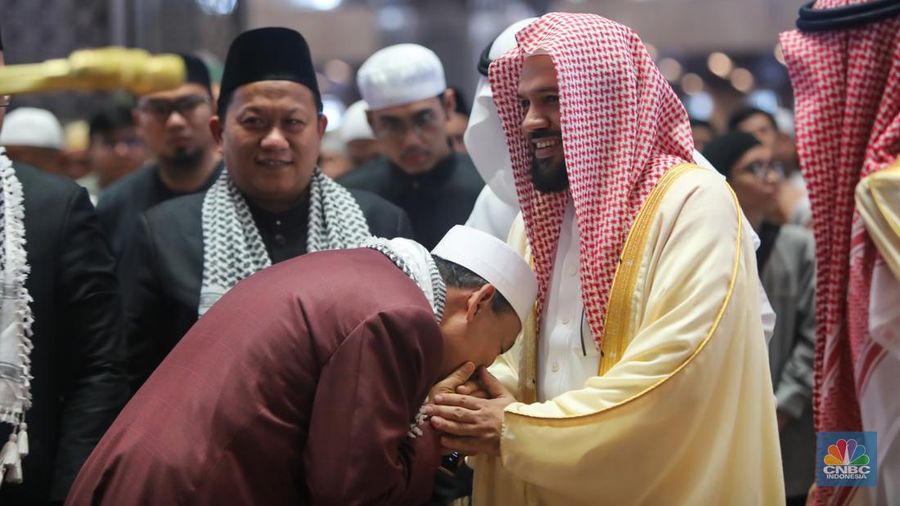 Imam Besar Masjid Nabawi Syekh Ahmad mengisi khotbah salat Jumat di Masjid Istiqlal, Jakarta, Jumat (11/10/2024).  (CNBC Indonesia/Faisal Rahman)