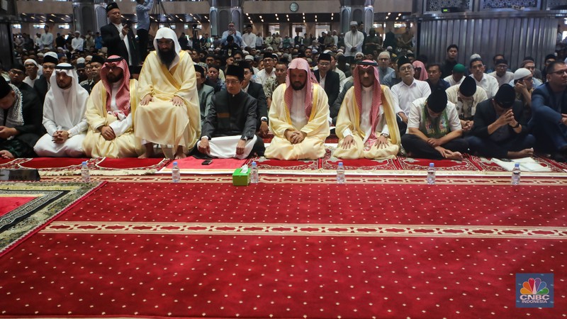Imam Besar Masjid Nabawi Syekh Ahmad mengisi khotbah salat Jumat di Masjid Istiqlal, Jakarta, Jumat (11/10/2024). Imam Besar Masjid Nabawi Syekh Ahmad mengisi khotbah salat Jumat di Masjid Istiqlal, Jakarta, Jumat (11/10/2024). (CNBC Indonesia/Faisal Rahman)