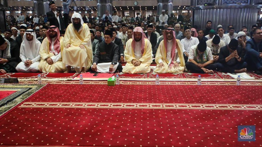 Imam Besar Masjid Nabawi Syekh Ahmad mengisi khotbah salat Jumat di Masjid Istiqlal, Jakarta, Jumat (11/10/2024).  (CNBC Indonesia/Faisal Rahman)