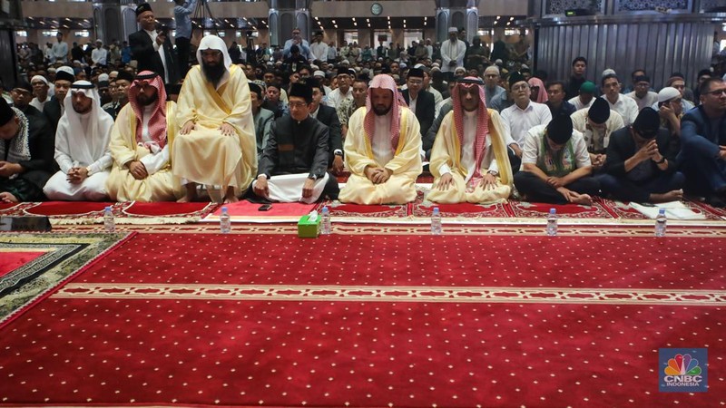 Imam Besar Masjid Nabawi Syekh Ahmad mengisi khotbah salat Jumat di Masjid Istiqlal, Jakarta, Jumat (11/10/2024).  (CNBC Indonesia/Faisal Rahman)