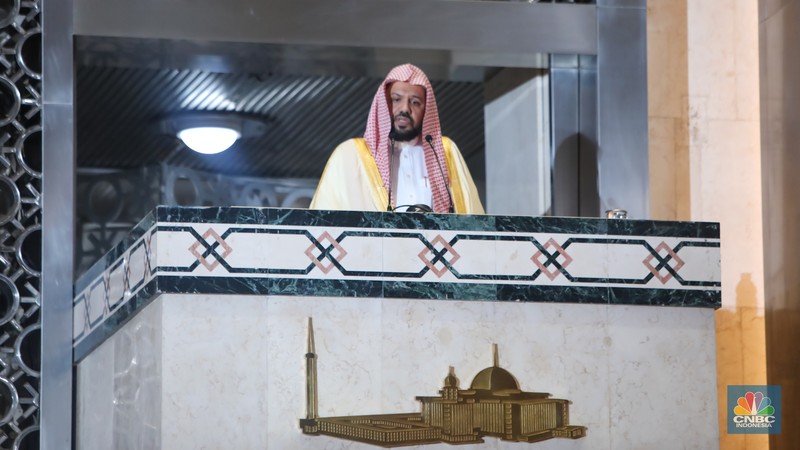 Imam Besar Masjid Nabawi Syekh Ahmad mengisi khotbah salat Jumat di Masjid Istiqlal, Jakarta, Jumat (11/10/2024). Imam Besar Masjid Nabawi Syekh Ahmad mengisi khotbah salat Jumat di Masjid Istiqlal, Jakarta, Jumat (11/10/2024). (CNBC Indonesia/Faisal Rahman)