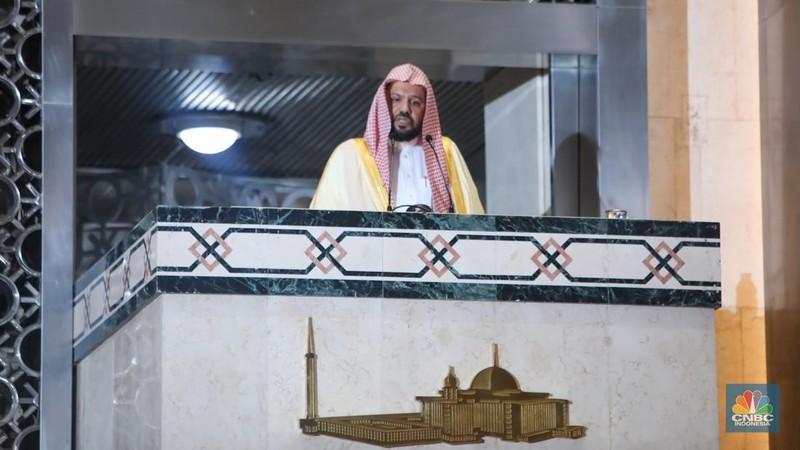 Imam Besar Masjid Nabawi Syekh Ahmad mengisi khotbah salat Jumat di Masjid Istiqlal, Jakarta, Jumat (11/10/2024).  (CNBC Indonesia/Faisal Rahman)